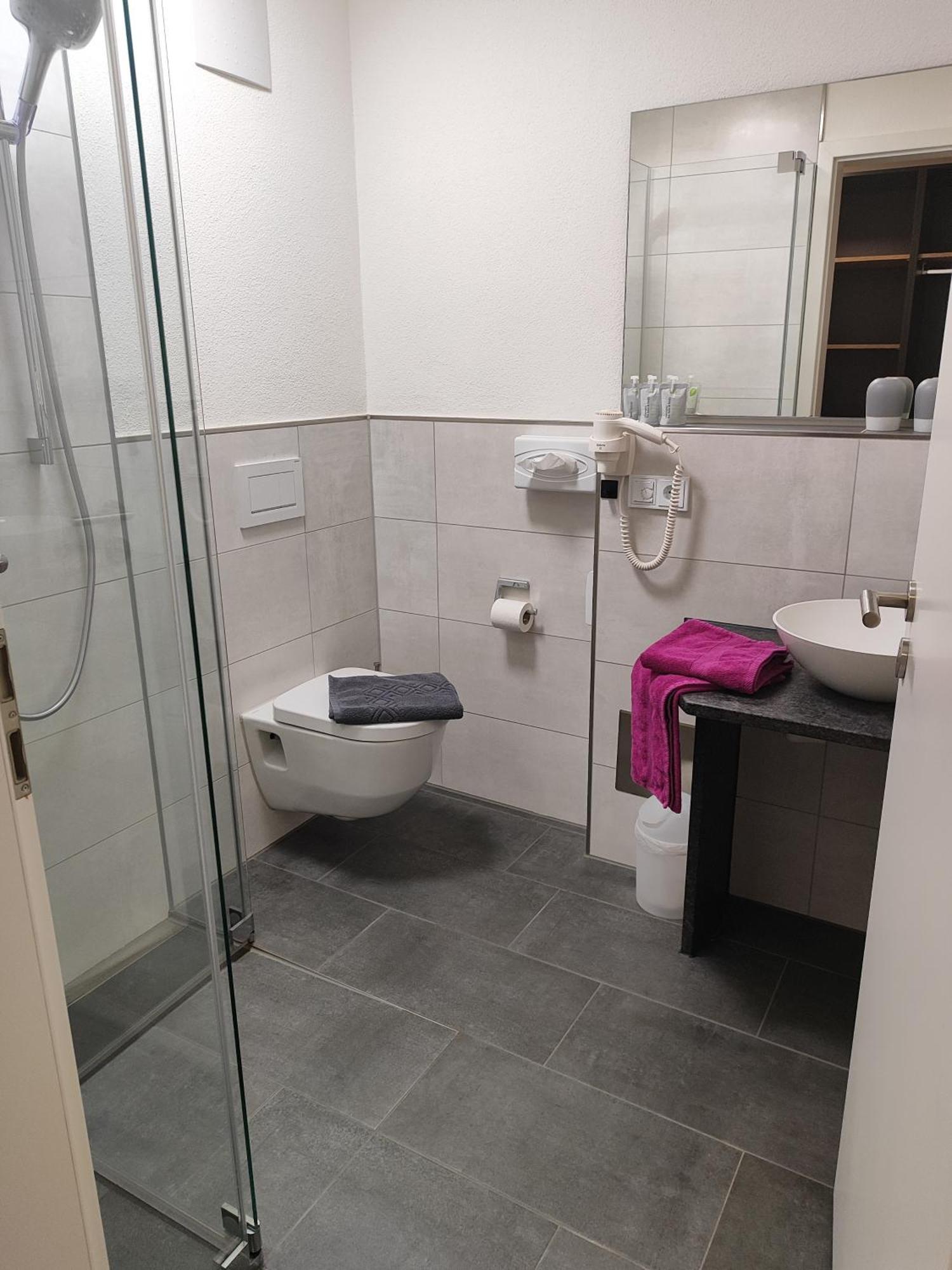 FDH Hotel Gaestehaus Stock Zimmer Sahnehaeuble מראה חיצוני תמונה